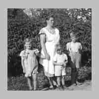 037-0017 Familie Kroehnert, Hanswalde. Von links Tochter Erna, Mutter Minna, der Nachbarjunge Ernst und Sohn Walter Kroehnert.jpg